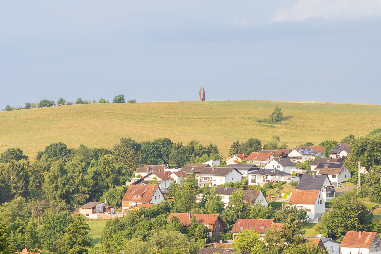 Auf dem Berg steht das "Wortsegel", eine 13 Meter hohe und 30 Tonnen schwere Stahlplastik, sie wurde von Heinrich Popp als "Denkmal für Poesie" geschaffen