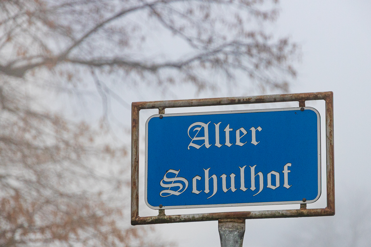 Der alte Schulhof ist heute ein Parkplatz