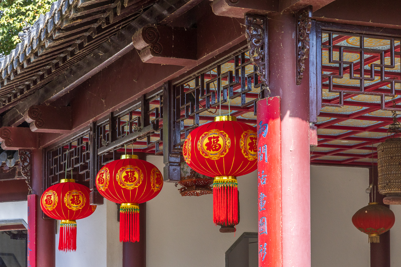 Die leuchtend roten Laternen sind ein klassisches Symbol für Freude, Wohlstand und Glück in der chinesischen Kultur