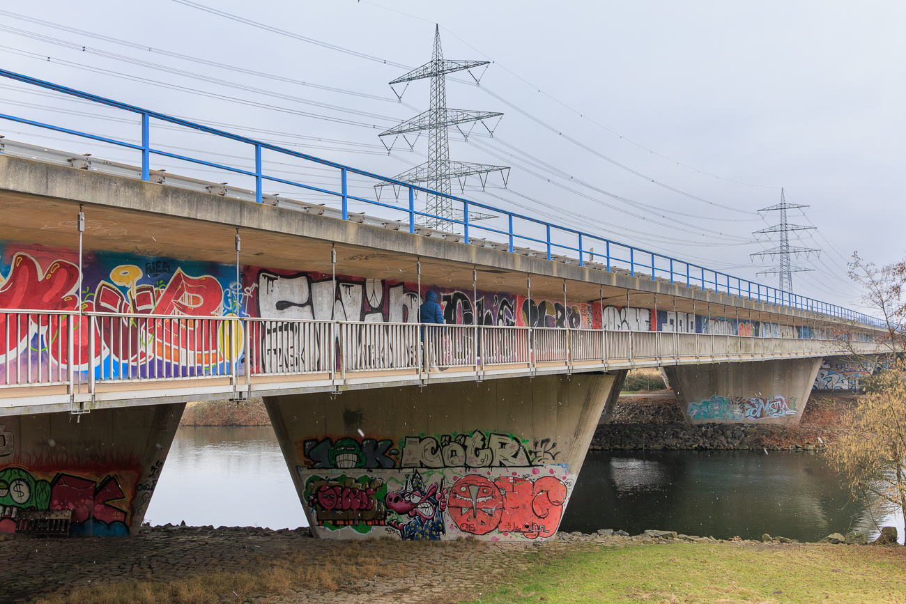 Abkürzung über die Autobahnbrücke