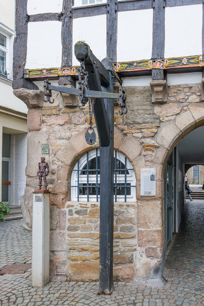 Bilder aus Hattingen, links eine kleine Version der "Eisenmänner"