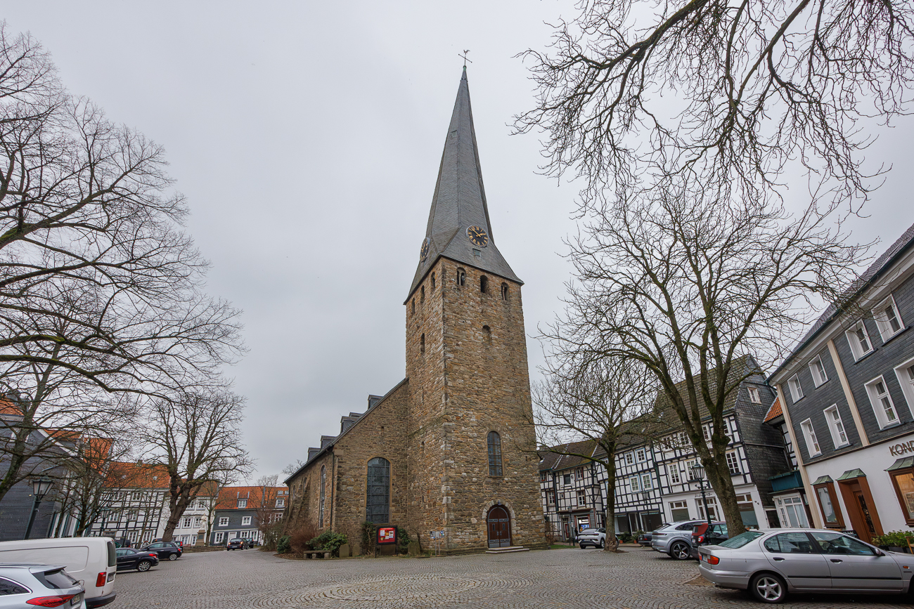 Der Kirchturm wurde 1976 neu verschiefert. Er hat einschließlich des Wetterhahns eine Höhe von 56,73 m, wobei der Turm vor 1807 noch höher gewesen sein soll. Der gotische Spitzhelm ist stark nach Südwesten geneigt. Der Zweck der Neigung könnte sein, dass er, falls er aufgrund eines Blitzschlages brennen sollte, nicht auf das Kirchenschiff fallen würde. Der Volksmund spricht aber auch von der Rache eines zu schlecht bezahlten Zimmermanns. Die Kirche mit ihrem verdrehten Turm ist daher in den „Verein der gedrehten Spitztürme Europas“ aufgenommen worden. In Europa sind 90 Türme registriert.