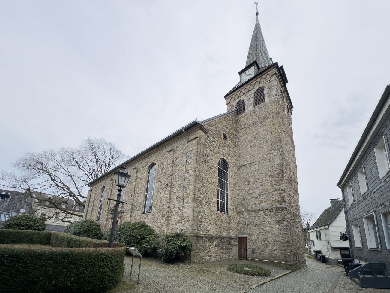 Die Evangelische Marktkirche. Der Name Kirche am Markt hat sich durchgesetzt, weil er eine genaue geografische Einordnung in Kettwig ermöglicht und zugleich eine Verwechselung mit der Marktkirche in Essen-Stadtmitte ausschließt.