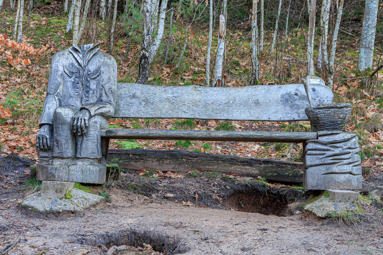 An der Matzbank mit dem kopflosen Matz