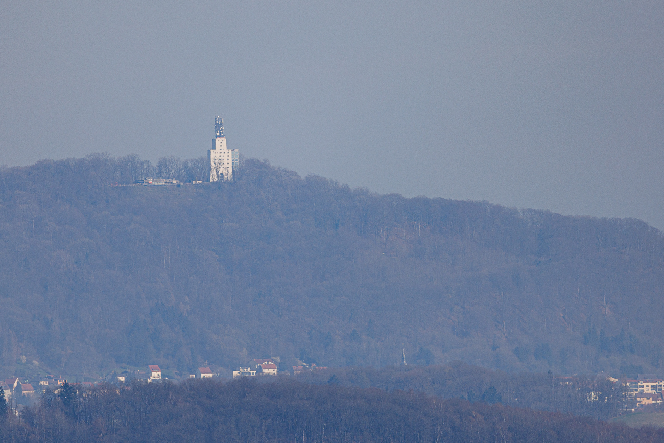 Auf dem Schaumbergturm befinden sich Sendeanlagen verschiedener Funkdienste
