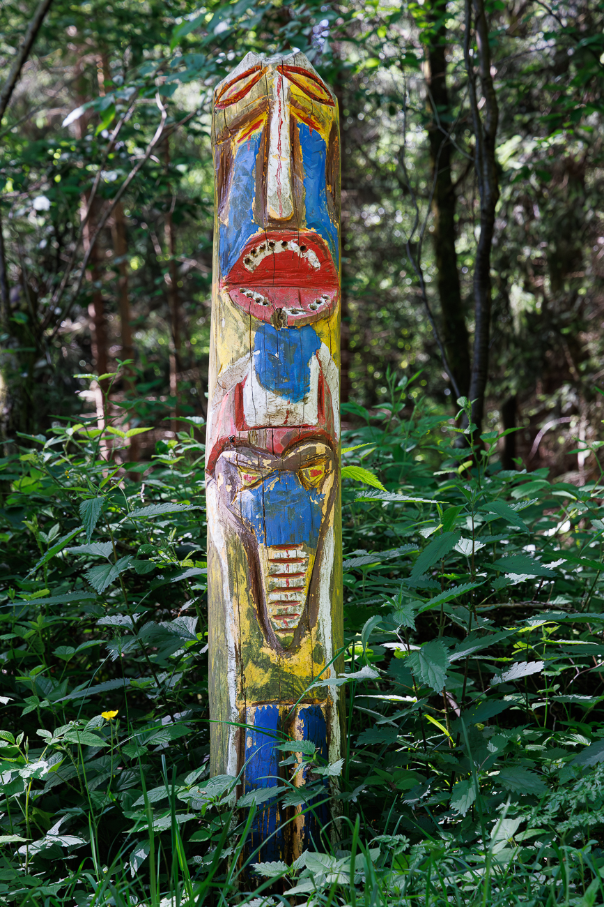 Holzskulptur im Wald
