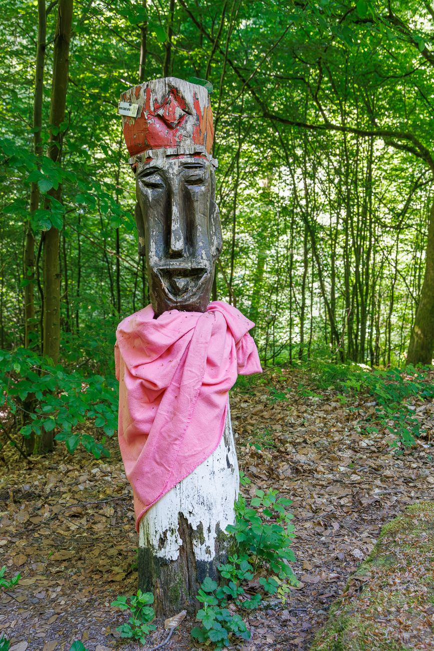 Holzskulptur im Wald