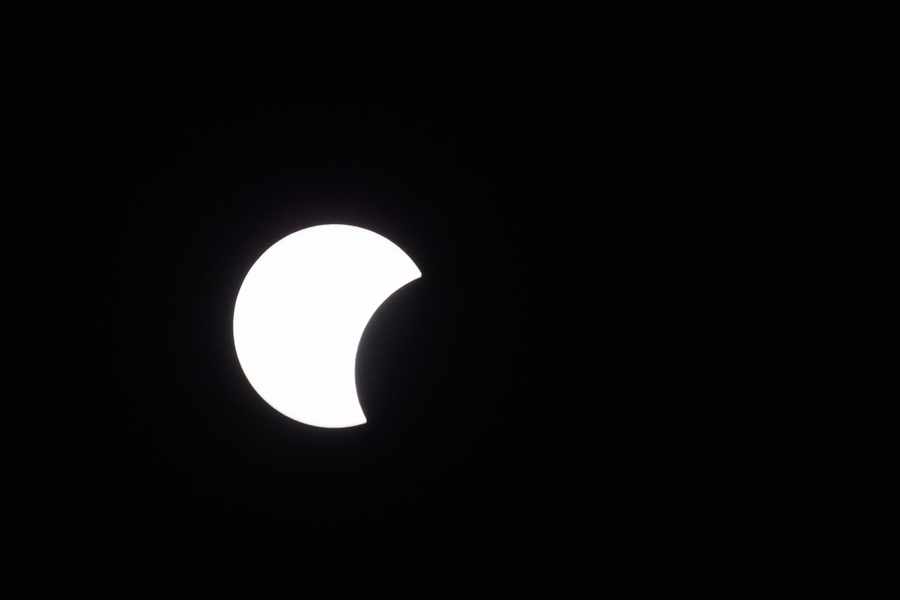 Langsam schiebt sich der Mond vor die Sonne