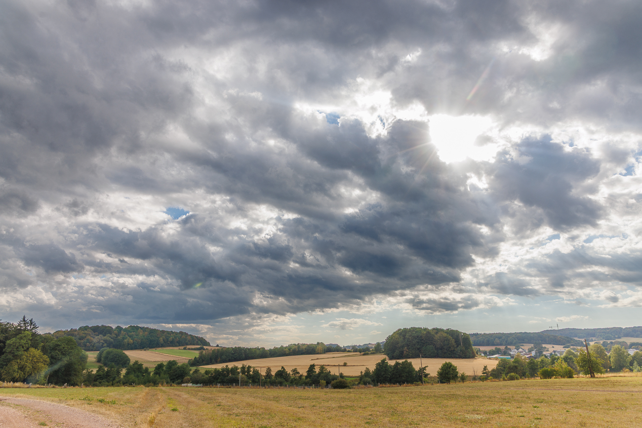 Sonne und dramatische Wolken